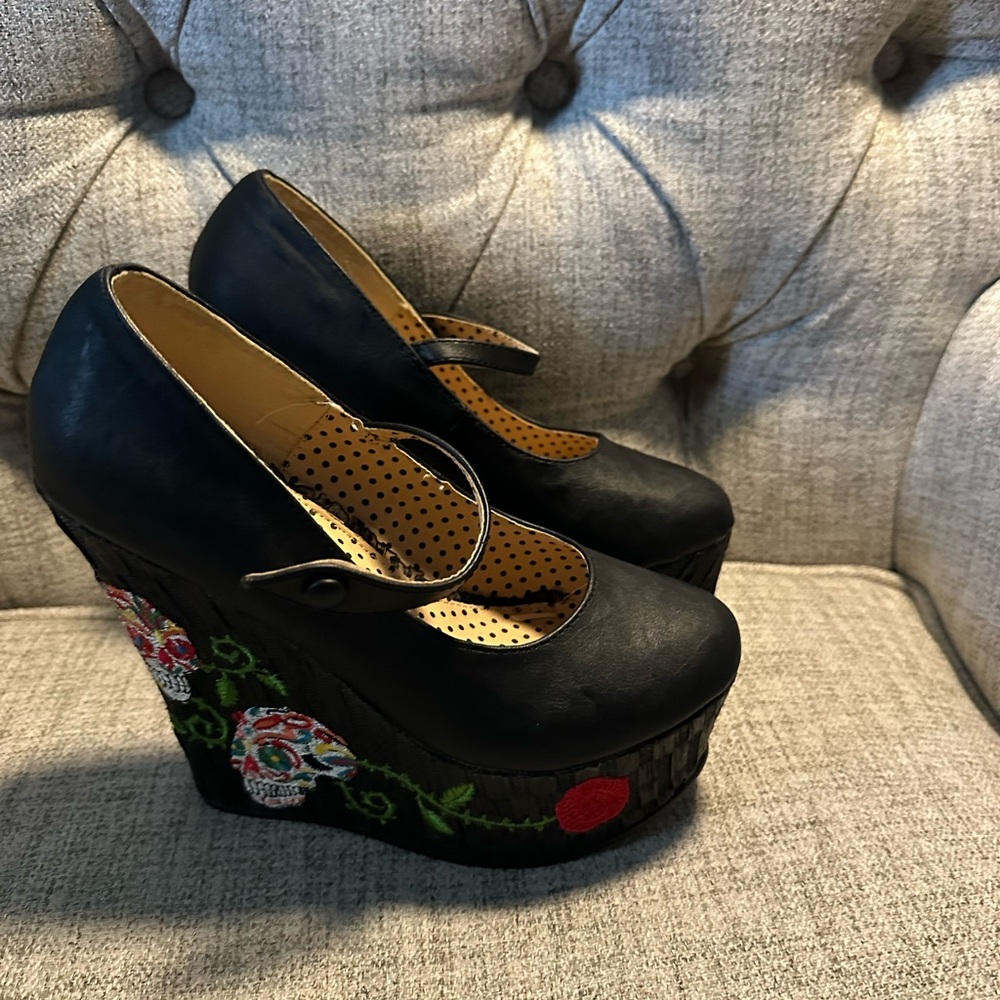 *sold* Embroidered Black Wedge Shoes